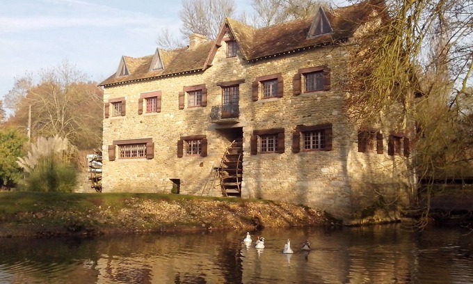 Yvre-l'Eveque House | The Moulin de Courmauboeufs. Private park and river