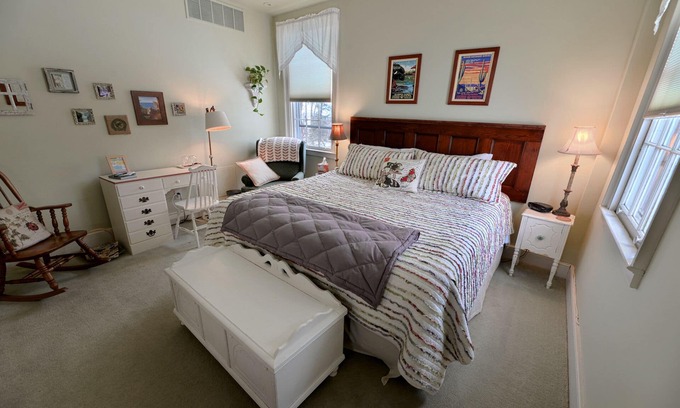 Canandaigua Bed & Breakfast | The Muir - Exclusive Ensuite, Garden View