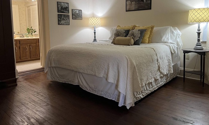 Natchez House | The Natchez Pearl - Carriage House Suite