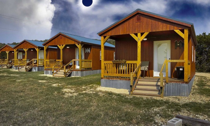 Pipe Creek Cabin | The Nest Cabin Resort - Roadrunner #8