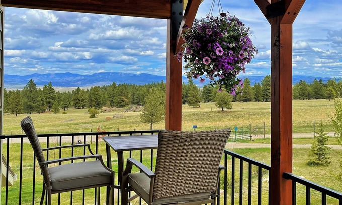 Montana City Apartment | "THE NEST" Quiet Lovely Studio with Amazing Views!