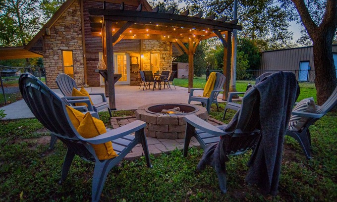 Seguin House | The NEST | Unique A-Frame Home | KING BED
