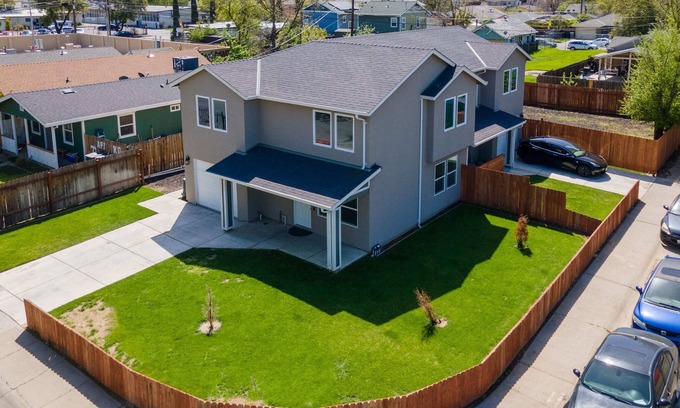Southeastern Sacramento House | The Oak House Foosball/Pets/ModernArt/Getaway/4bd