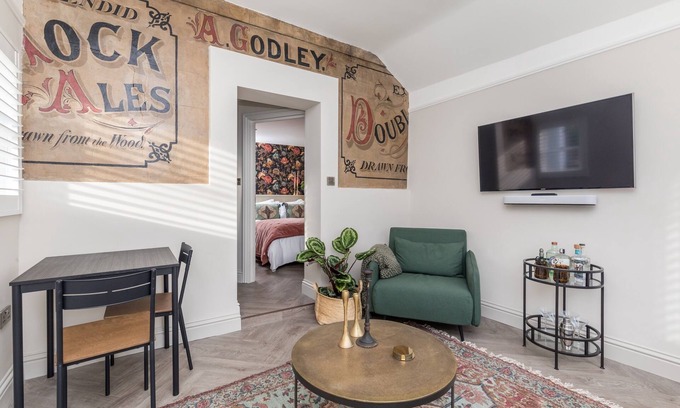 Hurstpierpoint Apartment | The Oak Rooms - Historic Charm & Luxury