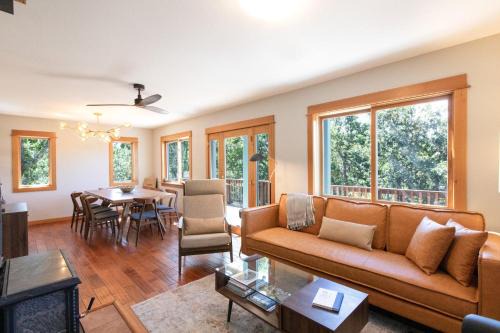 Lyle House | The Oaks