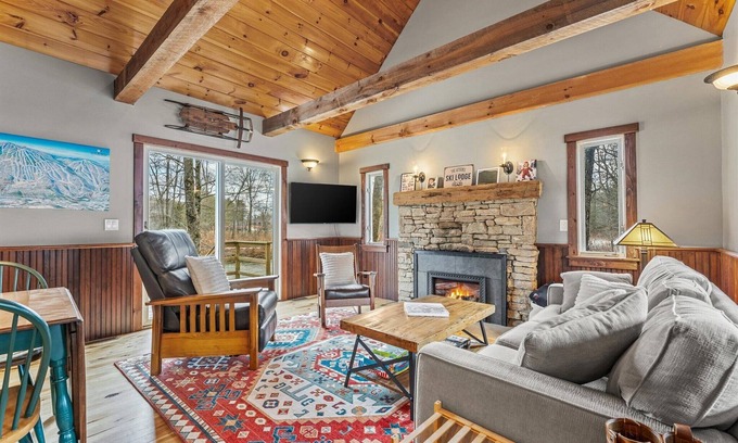 Proctorsville Cabin | The Okemo Cabin, Cozy 3 Bedroom Cabin minutes to Okemo and VAST Trail System
