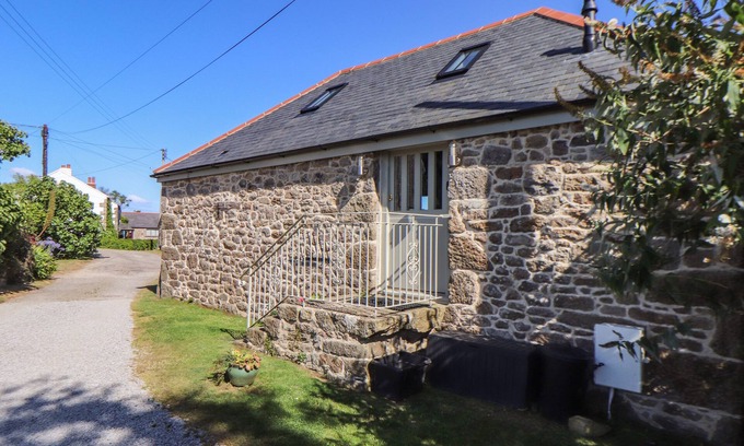 Helford Passage Cottage | THE OLD BYRE, pet friendly, luxury holiday cottage in Mawnan Smith
