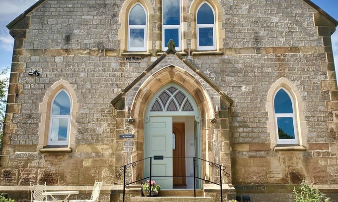 Tideswell Apartment | The Old Chapel Tideswell Peak District - 2 ensuite bedrooms- ideal for 2 couples