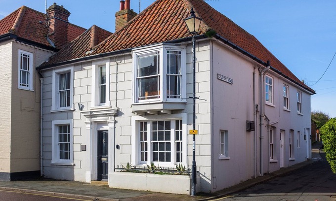 Aldeburgh Apartment | The Old Gordon House - sleeps 6 guests in 3 bedrooms
