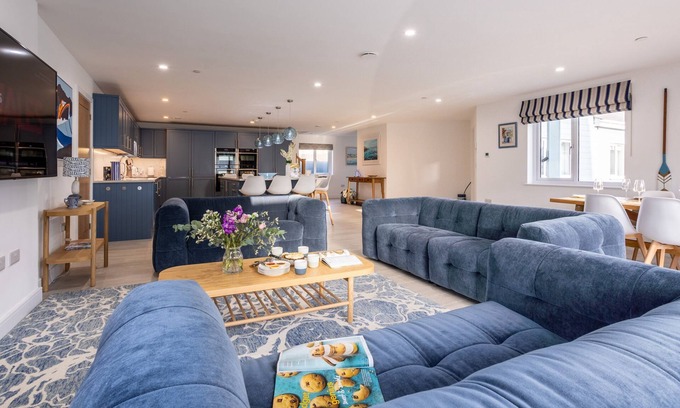 Rhosneigr House | The Old Pottery: Spacious 6‑Bed Beach House Sleeping 12 in Rhosneigr | Managed by Anglesey Holiday L