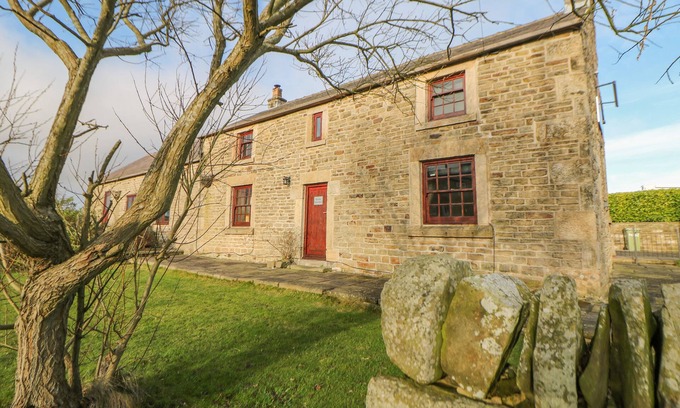 Totley Cottage | THE OLD ROBIN HOOD, pet friendly, with hot tub in Holmesfield