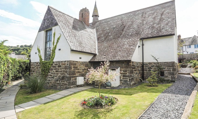 Conwy House | THE OLD SCHOOL, pet friendly, luxury holiday cottage in Conwy