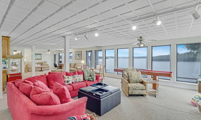 Rocky Mount House | The Ozark Gamepad | Sleeps 14