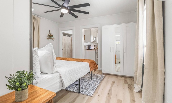 Southeast Pensacola House | The P'Cola Sunrise. 1 bed 1 bath cottage