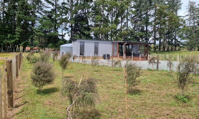 Mangonui Cottage | The Paddock House, walk to swimming hole, near beaches, cafes & restaurants.