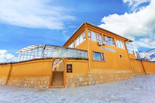 Shangri-La Hotel | The Peak Living