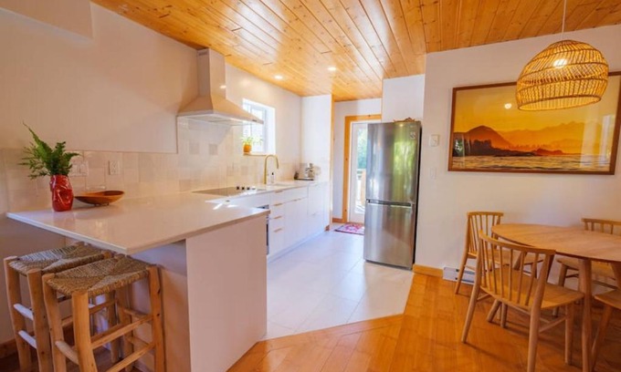Ucluelet House | The Perch Modern 2 Bed Cabin with Patio and Hot Tub