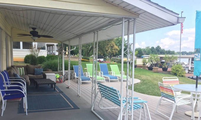 Monticello House | The Perfect Lake-front Get-Away