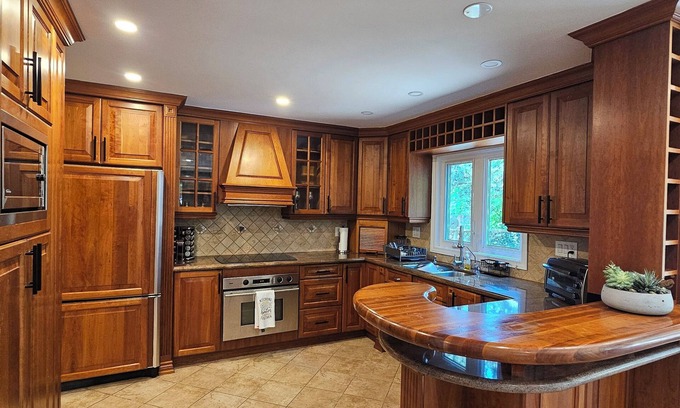 Erin Mills House | The Perfect Luxury Getaway 4 Bdrm Home With New Modern Furniture!