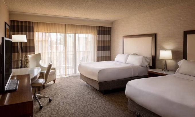 Downtown Resort | The Perfect Stay for 8! 2 Queen Units w/Outdoor Pool, Free Parking and Golf!