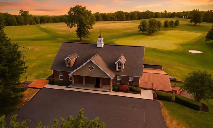 Buechel Cabin | The Persimmon Ridge Lodge - Golf Room & Pickleball!