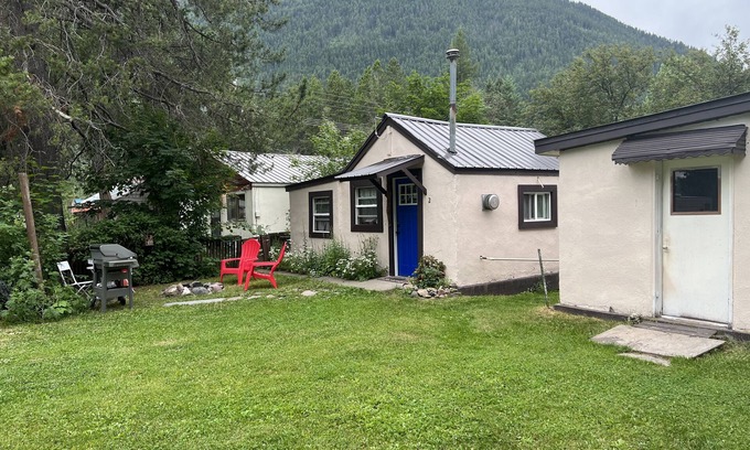 Whitefish House | The Pine Marten ~ Easy access to Glacier National Park