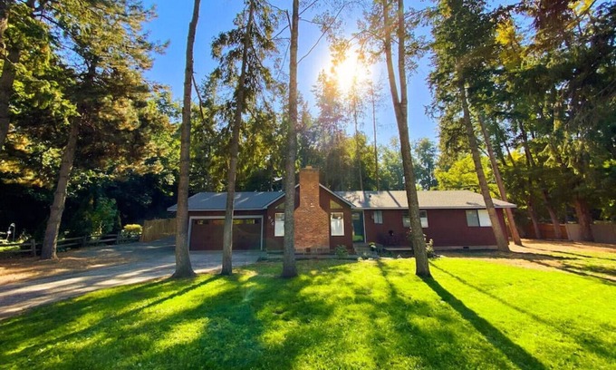 College Place House | The Pines, Newly Remodeled Lodge-Style Home in Quiet Cul-de-Sac