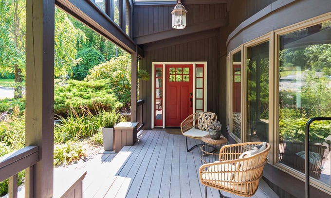 Boiceville House | The Piney Point - 4 BR Getaway between Woodstock + Phoenicia, Plus Hot Tub!