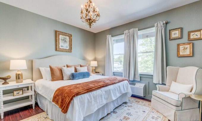 Historic Downtown Manteo Hotel | The Poets Sanctuary Room