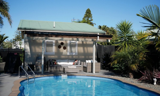 Napier Bed & Breakfast | The Pool House Bed & Breakfast - Near Marine Parade Napier