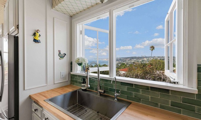 Country Club House | The Porter House - La Jolla Ocean Views | Hot Tub