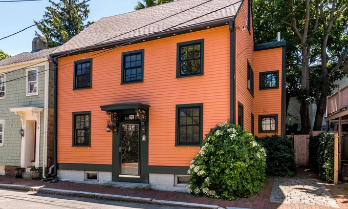 Newburyport House | The Pumpkin House, a Classic Single Family Sanctuary in the Heart of Newburyport