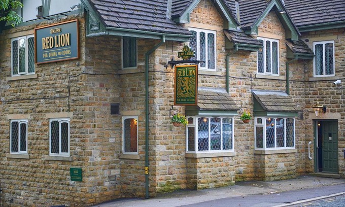 Bury Hotel | The Red Lion Hawkshaw