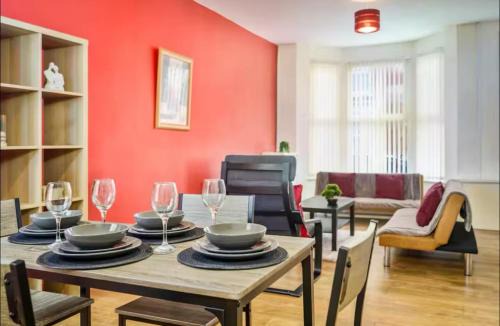 Crosby House | The Red Retreat, 7 Beds, Garden, Free Parking, Contractors, Fast Wifi, Smart TV
