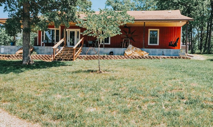 Warsaw House | The Reel Retreat- Boat parking, pond, huge porch, close to Truman Lake, WIFI
