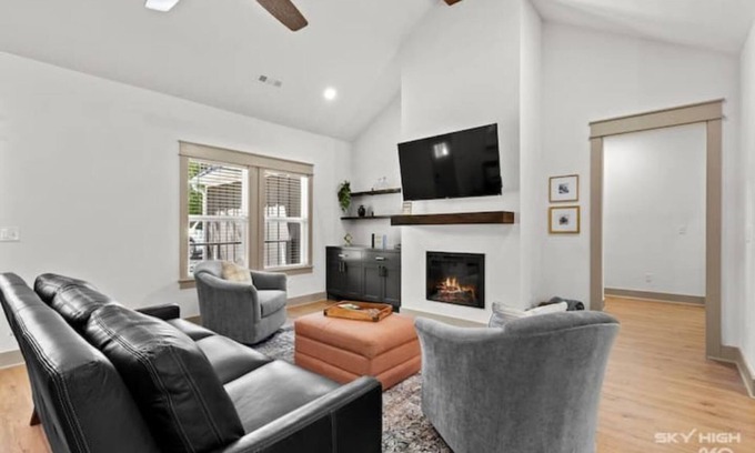 Bella Vista House | The Rendezvous, 3BR/3BA Retreat on the Trail in Bella Vista