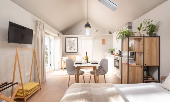 Saint Martin Cottage | The Rest House - a studio barn that sleeps 2 guests in 1 bedroom