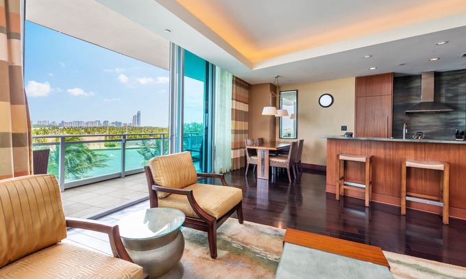 Bal Harbour Condo | The Ritz-Carlton: Bayview Beachfront Condo with Pool & Direct Beach Access