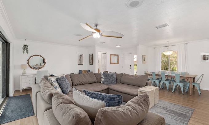 Crystal Shores House | "The River House" Dock, Kayaks, Hot Tub + so much more