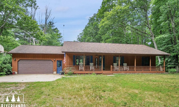 Newaygo House | The Riverlands - Spacious Home on Muskegon River!!