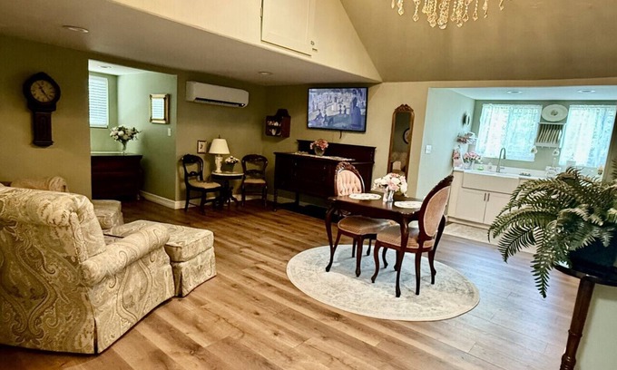 Guthrie Apartment | The Rose Cottage at The Carriage House