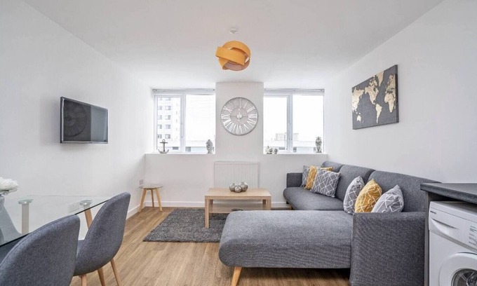 Portsmouth City Centre Apartment | "The Rosemary" is a stylish retreat in the heart of Portsmouth, offering a fresh and inviting escape