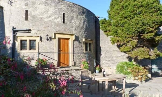 Middleham Cottage | THE ROUND HOUSE, romantic, luxury holiday cottage in Middleham