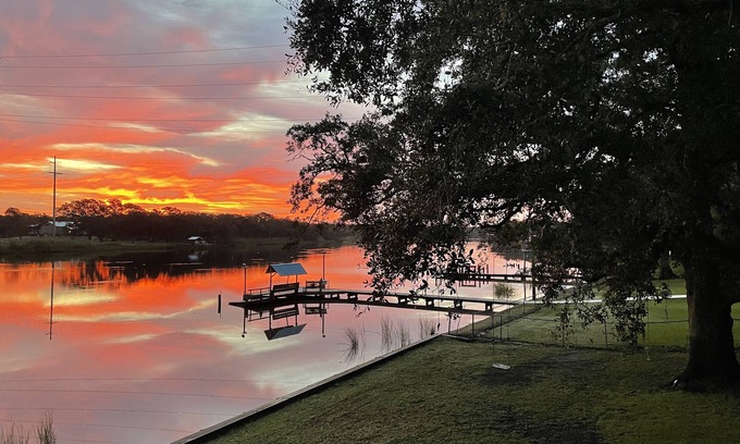 Brazoria House | The Rustic Retreat on the San Bernard River