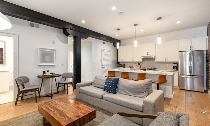 Downtown Nashville Cottage | The Saddlery - Mic Drop - Walk to Broadway