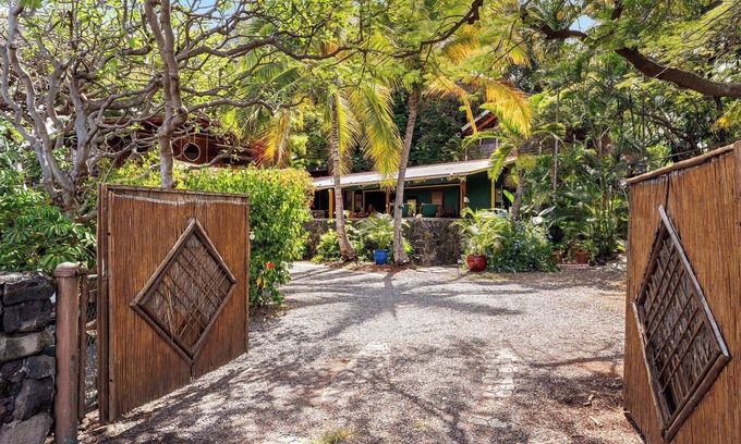 Kahaluu Bay House | The Salty Jungle Kona