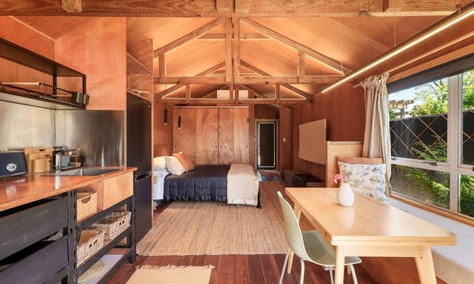 Matapihi Cabin | The Shed Guest House