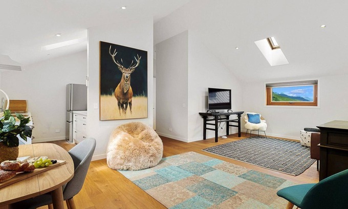 Lake Hayes Apartment | The Sicilian Loft | Modern | Close to Wineries