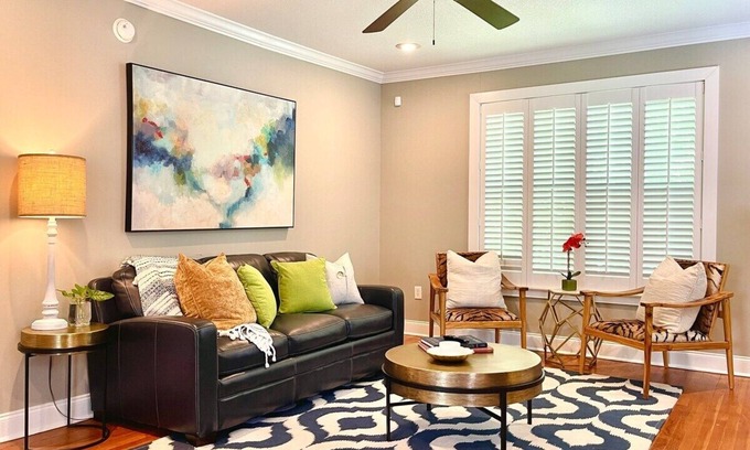 Oxford House | The Sivley 2BR Classic Home by Velvet Ditch Villas