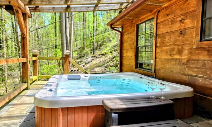 Townsend Cabin | The Skinner’s Cabin: Hot Tub, Fireplace & Grill!